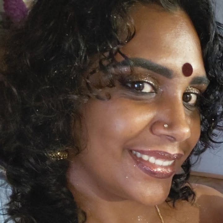 Martine, praticienne en massage bien-être, souriante